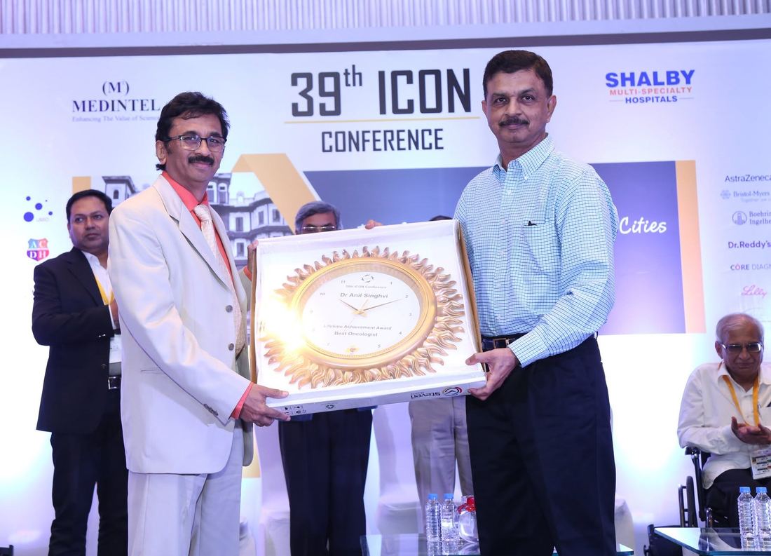 Dr. Anil Singhvi receiving the Lifetime Achievement Award for Best Oncologist at the 39th ICON Conference
